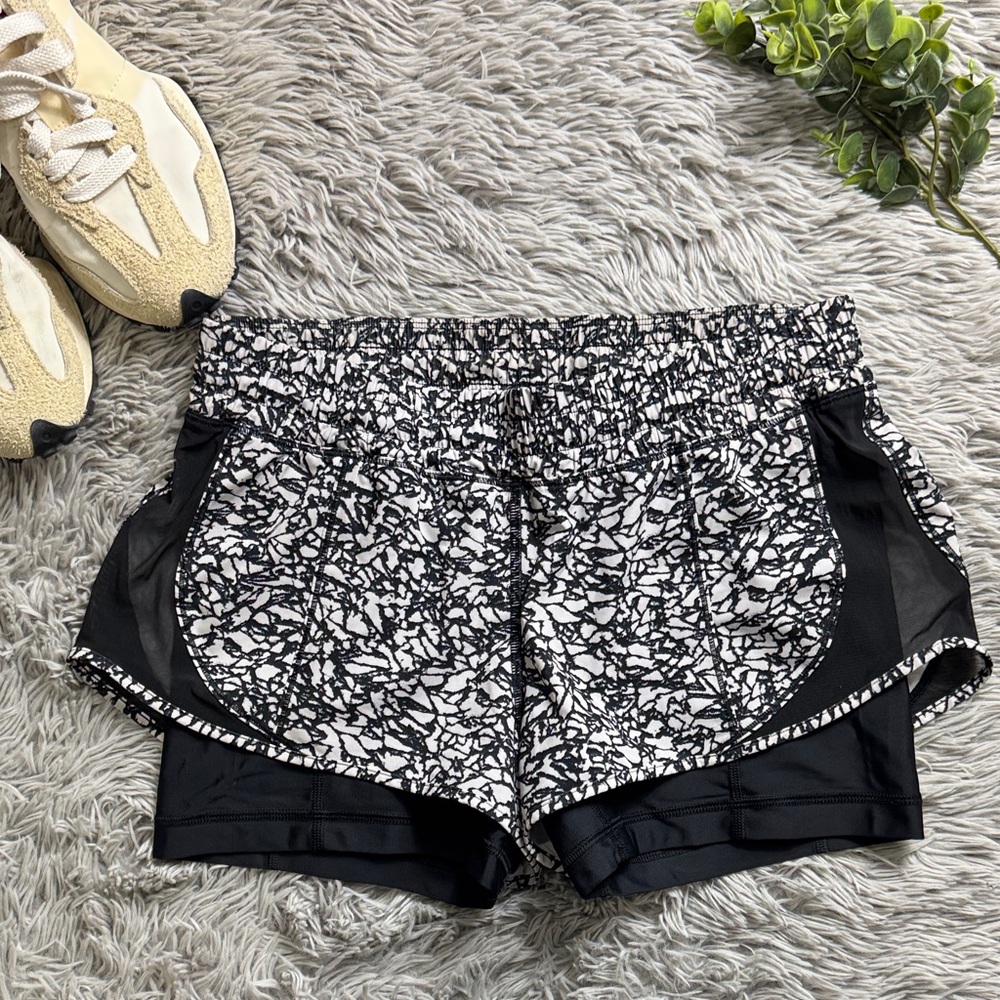 Lululemon Work Out To Water Short
Ice Breaker White Black / Black size 4